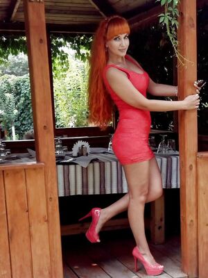 perfect redhead milf who is no amateur
